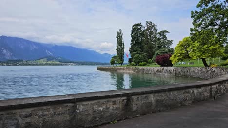 Static-shot-of-big-Swiss-lake-with-mountains-in-background