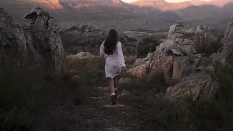 Observe-Cómo-Una-Mujer-Joven-Y-En-Forma-Recorre-Los-Impresionantes-Senderos-De-Las-Montañas-Rocosas,-Abrazando-La-Aventura-Y-La-Belleza-De-La-Naturaleza.