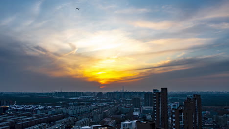 Zeitraffer-Wunderschöner-Sonnenaufgang-über-Der-Skyline-Der-Stadt,-Wolkenkratzer,-Wahrzeichen,-Umgeben-Von-Morgennebelwolken-In-Einer-Modernen-Stadt