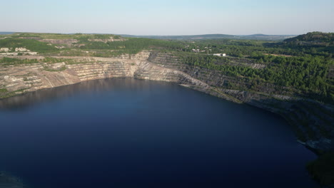 Un-Dron-Ha-Disparado-Un-Avión-No-Tripulado-En-Un-Campo-De-Amianto-En-Val-des-Sources,-Quebec,-Canadá.