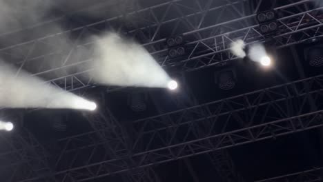 Prueba-De-Configuración-Del-Cabezal-De-Luz-De-Escenario-Móvil-Antes-De-La-Iluminación-Del-Escenario-Al-Aire-Libre-Para-Un-Concierto