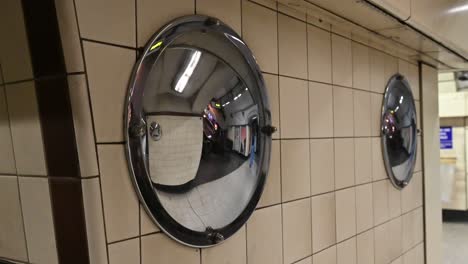 Mirrors-on-the-London-Underground,-United-Kingdom