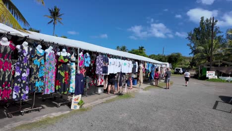 Colorful-Hawaiian-clothing-and-souvenir-shop-in-North-shore-Marketplace-of-Kahuku,-Oahu,-Hawaii