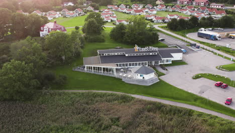 Perspectiva-Aérea-De-Laxbutiken,-Un-Famoso-Restaurante-De-Salmón-En-Ljungskile,-Bohuslan,-Suecia