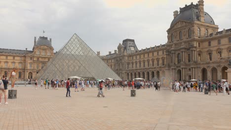 Menschen-Im-Haupthof-Des-Louvre-Palastes-Während-Der-Olympischen-Spiele-2024-In-Paris,-Frankreich