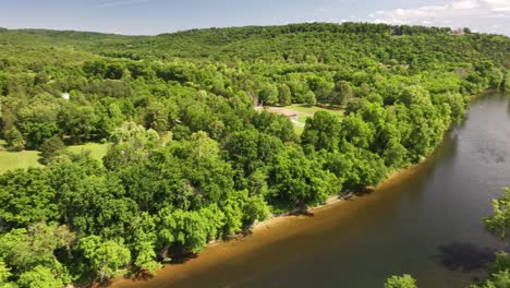 Summer-Scenery-at-the-White-river-in-Arkansas