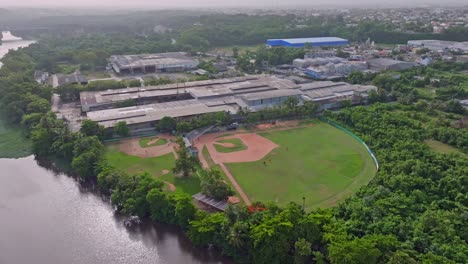 Toma-Aérea-Con-Dron-Del-Estadio-De-Béisbol-De-La-Academia-De-Prospectos-Dominicanos-Junto-Al-Río-Isabela-En-Santo-Domingo