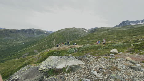 Tourists-walking-in-beautiful-scenery-in-the-Norwegian-mountains