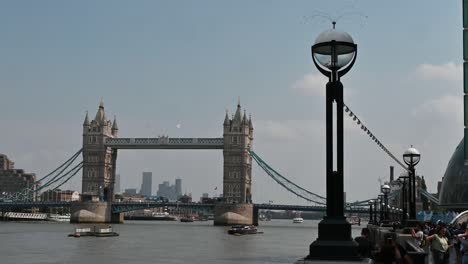 The-Queen's-Walk-and-Tower-Bridge,-London,-United-Kingdom