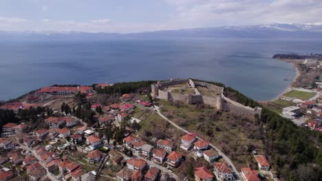 Imágenes-Aéreas-Que-Muestran-La-Ciudad-De-Ohrid-Y-El-Pintoresco-Lago-Ohrid-En-Macedonia