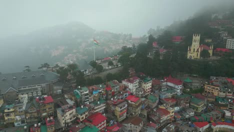 Vista-Aérea-De-La-Estación-De-Montaña-De-Shimla,-Calle-Comercial