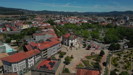 Luftaufnahme-Der-Kirche-Senhor-Da-Cruz-Und-Des-Historischen-Stadtzentrums-Von-Barcelos,-Portugal