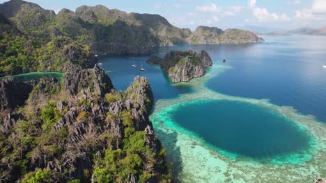 Vídeo-De-Dron-En-4k-De-Twin-Lagoon,-El-Popular-Lugar-Turístico-Cerca-De-Coron-En-Palawan,-Filipinas