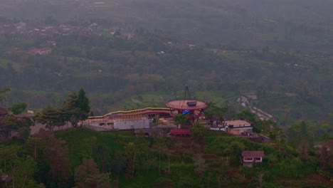 Vista-Aérea-Del-Destino-Turístico-Del-Paso-De-Ketep-En-La-Colina