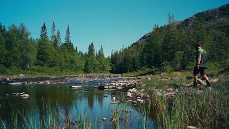 Mann-Läuft-Am-Fluss-In-Indre-Fosen,-Norwegen-Entlang-–-Weitwinkelaufnahme