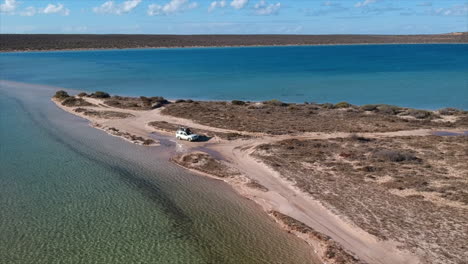 Conducción-En-4x4-Por-La-Costa-Junto-Al-Mar,-Aguas-Turquesas,-Desierto,-Drone-4k,-Australia