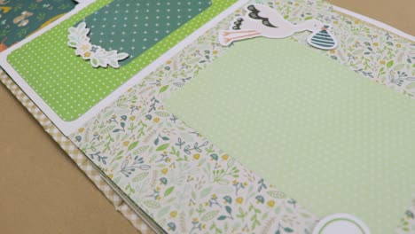 Kreatives-Baby-Scrapbook-Mit-Süßen-Tierhintergründen