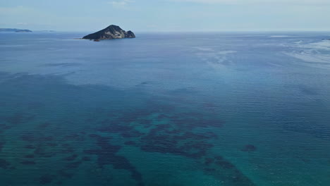 Vista-Aérea-Del-Mar-Jónico-De-Color-Azul-Zafiro,-Cuevas-De-Marathonisi,-Zakynthos,-Grecia