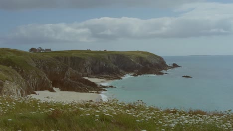 Felsküste-Der-Bretagne-Bei-Sonnigem-Wetter-Und-Wellen,-Die-Ans-Ufer-Krachen