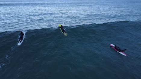 Surfistas-En-Traje-De-Neopreno,-Deporte-Acuático,-Olas-Del-Océano-En-La-Costa-Oeste-Del-Pacífico,-Canadá