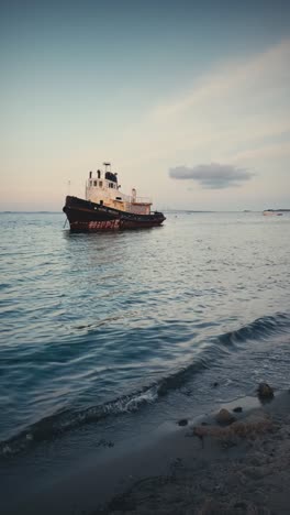 Vertikale-Ansicht-Eines-Schiffes-Am-Ufer-Des-Amager-Beach-Parks-Bei-Sonnenuntergang-In-Kopenhagen