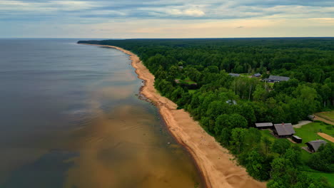 Drohnen-Luftlandschaft-Der-Meeresküste,-Landzunge,-Sandbank,-Flacher-Strand-Mit-Dichtem-Wald,-Buschland,-Wohnhäuser-Auf-Grundstücken,-Reisetourismus,-Urlaub