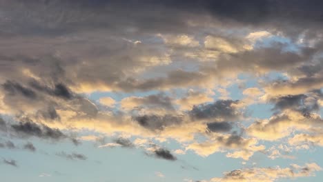 Dramatische-Wolkenbedeckung-Sorgt-Für-Einen-Stimmungsvollen-Und-Atmosphärischen-Himmel