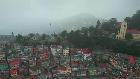 Vista-Aérea-De-La-Estación-De-Montaña-De-Shimla,-Calle-Comercial