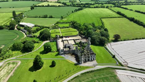 Vista-Aérea-Impresionante-Del-Castillo-De-Ducketts-Desde-Un-Dron-En-Irlanda,-Lugares-épicos