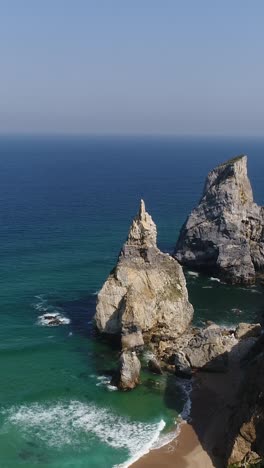 Luftaufnahme-Des-Strandes-Praia-Da-Ursa,-Portugal,-Vertikales-Video