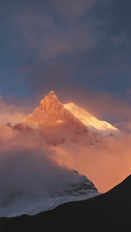 Schneebedeckte-Berge,-Sonnenuntergangshintergrund-Mit-Kopierraum,-Vertikales-Video-Für-Social-Media-Instagram-Rollen-Und-Tiktok-Mit-Einer-Wunderschönen-Berglandschaft-Auf-Dem-Berggipfel