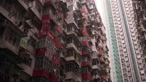 Antiguos-Edificios-De-Apartamentos-Densos-Junto-A-Una-Moderna-Torre-De-Condominios-En-Un-Barrio-Residencial-De-Hong-Kong