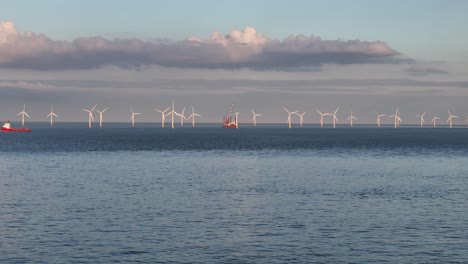 Weite-Aufnahme-Von-Hemsby,-Norfolk,-Großbritannien,-Arbeitsplattform-Zur-Wartung-Eines-Windparks,-Drohne,-Luftaufnahme