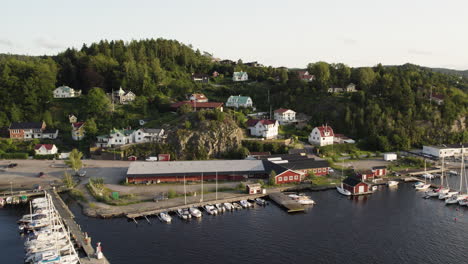 Panoramic-View-of-Docked-Yachts,-Speedboats,-and-Villas-at-the-Marina-in-Ljungskile,-Bohuslän,-Sweden---Aerial-Drone-Shot