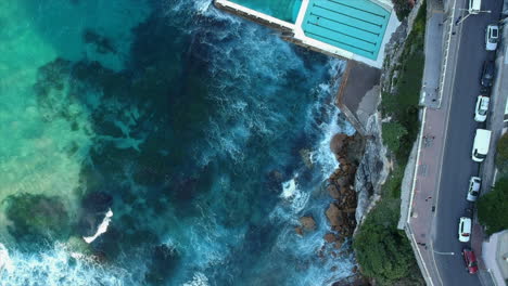 Piscina-De-La-Playa-Bondi-Desde-El-Aire-Con-Dron-4k-En-Australia