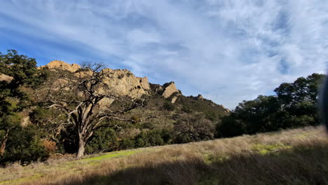 Weite-Landschaft-Mit-Einem-Riesigen-Felsberg-Im-Hintergrund,-Bekannt-Für-Das-Klettern