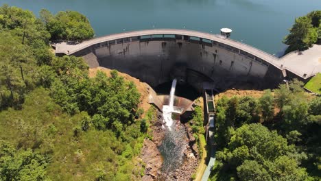 Rio-Oitaven-Und-Straßenbrücke-Des-Staudamms-Embalse-De-Eiras-In-Pontevedra,-Galizien,-Spanien