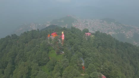 Vista-Aérea-De-La-Estación-De-Montaña-De-Shimla,-Calle-Comercial