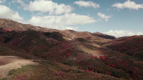 Toma-Aérea-Con-Dron-Que-Baja-Desde-Las-Nubes-Hasta-Las-Montañas-En-Salt-Lake-City-Con-Hojas-De-Colores-Otoñales-A-60-Fps