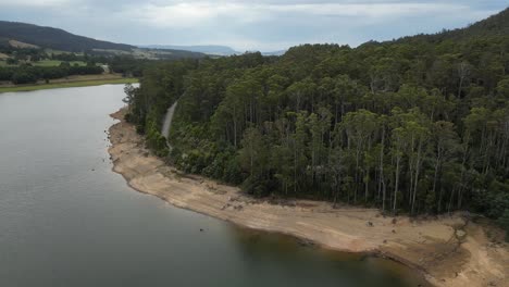 Shores-of-Huntsman-Lake,-Tasmania-in-Australia