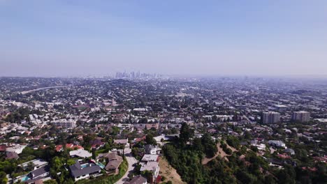 Vista-Aérea-Panorámica-De-Los-Ángeles,-Que-Resalta-La-Vasta-Expansión-Urbana-Y-Las-Diversas-áreas-Residenciales-Bajo-Un-Cielo-Despejado