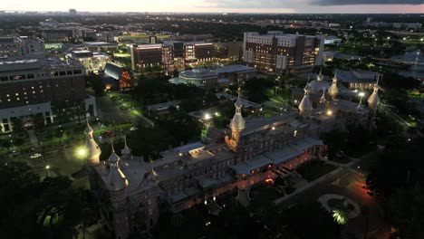 Vista-Aérea-De-La-Universidad-De-Tampa,-Edificio-De-La-Planta-Con-Arquitectura-Histórica-En-Tampa-Por-La-Noche