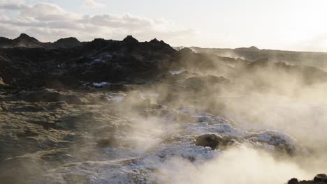 Panorámica-Lenta-Hacia-La-Izquierda-Que-Revela-El-Cráter-Más-Grande-En-Eldvörp-Con-Vapor-Y-Nieve-Ligera