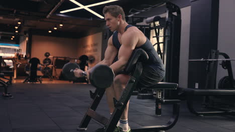 Hombre-Caucásico-Atlético-Estadounidense-En-Forma-Haciendo-Ejercicios-De-Flexiones-De-Bíceps-Con-Barra-En-Un-Gimnasio-Moderno