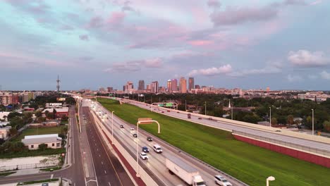 Statische-Drohnenaufnahme-Der-Innenstadt-Von-Tampa-Und-Der-Interstate-275-Zur-Goldenen-Stunde