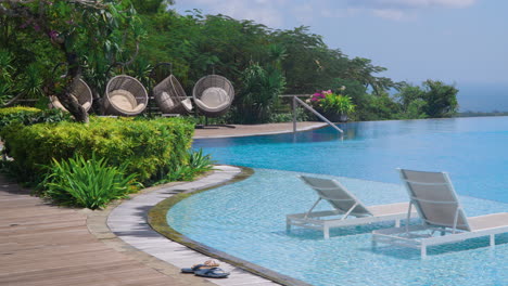 Hängende-Korbweiden-Und-Sonnenliegen-An-Den-Infinity-Pools-Des-Renaissance-Bali-Uluwatu-Resort-And-Spa-In-Bali,-Indonesien