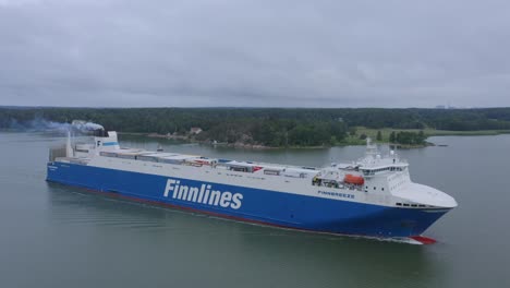 El-Buque-Ro-ro-Finnbreeze-De-Finnlines-Avanza-En-El-Brumoso-Archipiélago-Finlandés