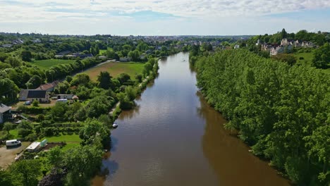 Vista-Aérea-Del-Río-Mayenne-Desde-El-Puente-Pont-De-Pritz,-Francia.