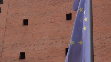 Bandera-De-La-Unión-Europea-Sobre-Un-Fondo-De-Pared-De-Ladrillos