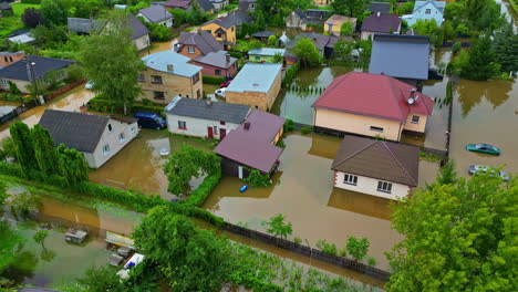 überflutete-Wohngegend-Mit-Unter-Wasser-Stehenden-Häusern-Und-Autos-Während-Eines-Schweren-Regensturms